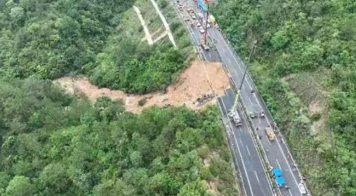 Highway collapses in China due to heavy rain, many injured