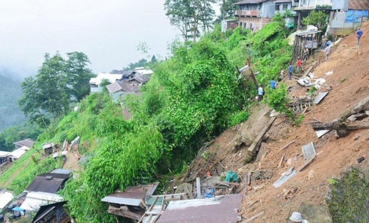 Pagala Pahar rockfall causes traffic chaos on NH-29