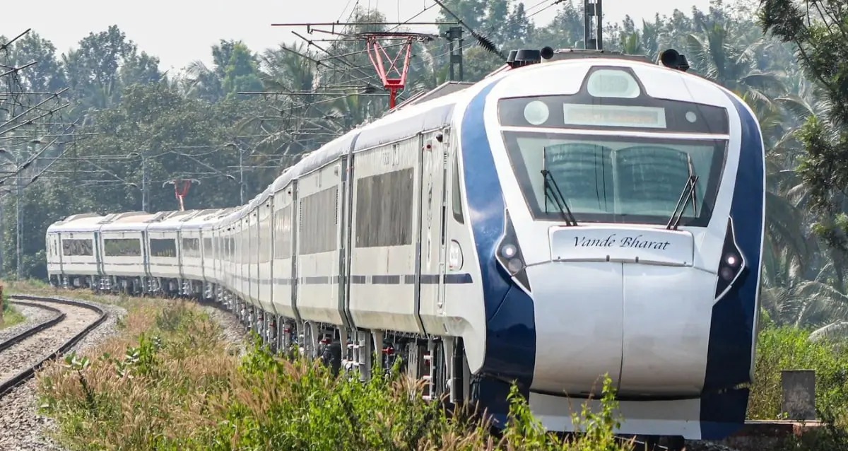 The Vande Bharat Train on the Varanasi-New Delhi line has a water leak