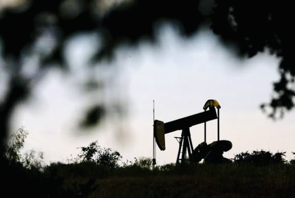 Crude oil futures prices gain on spot demand