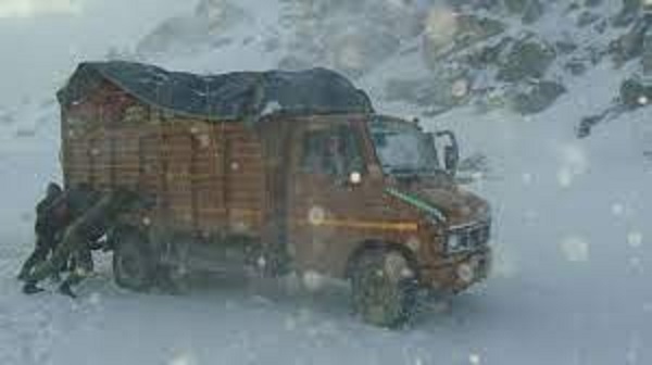 Amidst Heavy Snowfall, An Army Team Rescues Elderly Tourists