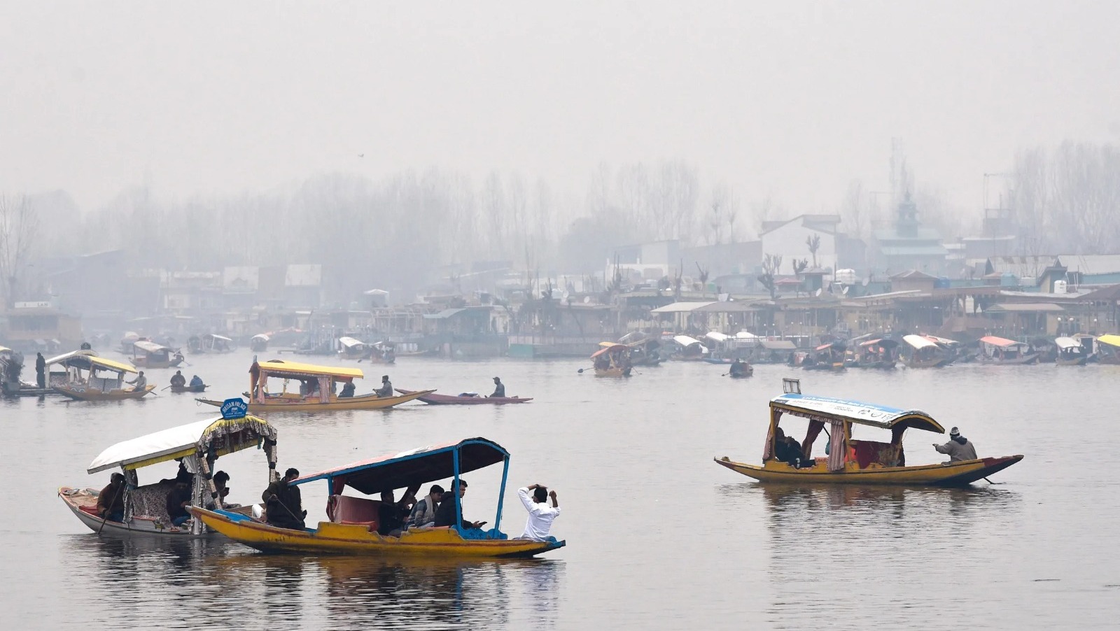 Kashmir cold wave continues; Dal Lake remains a tourist draw